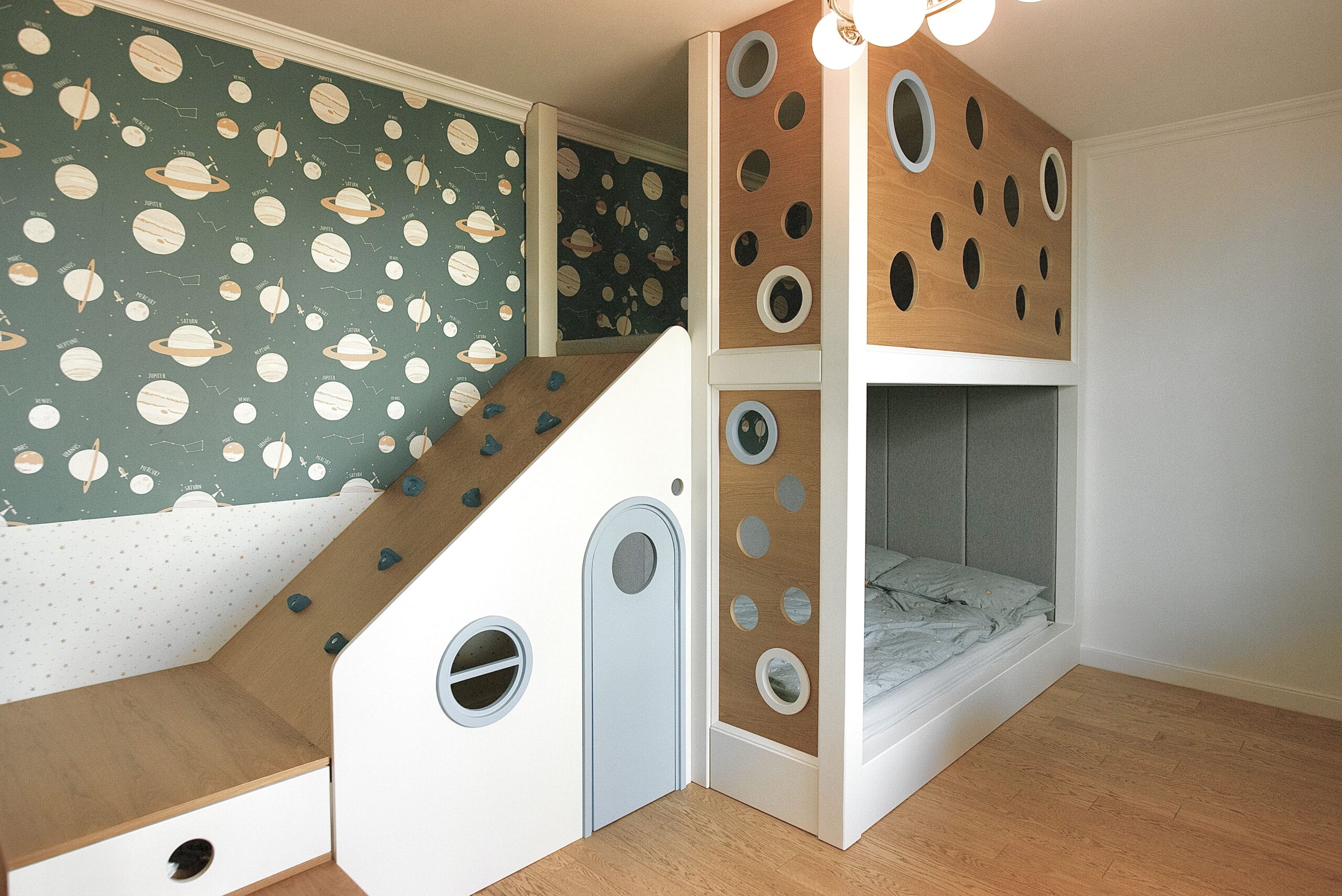 camera de joaca copii pat