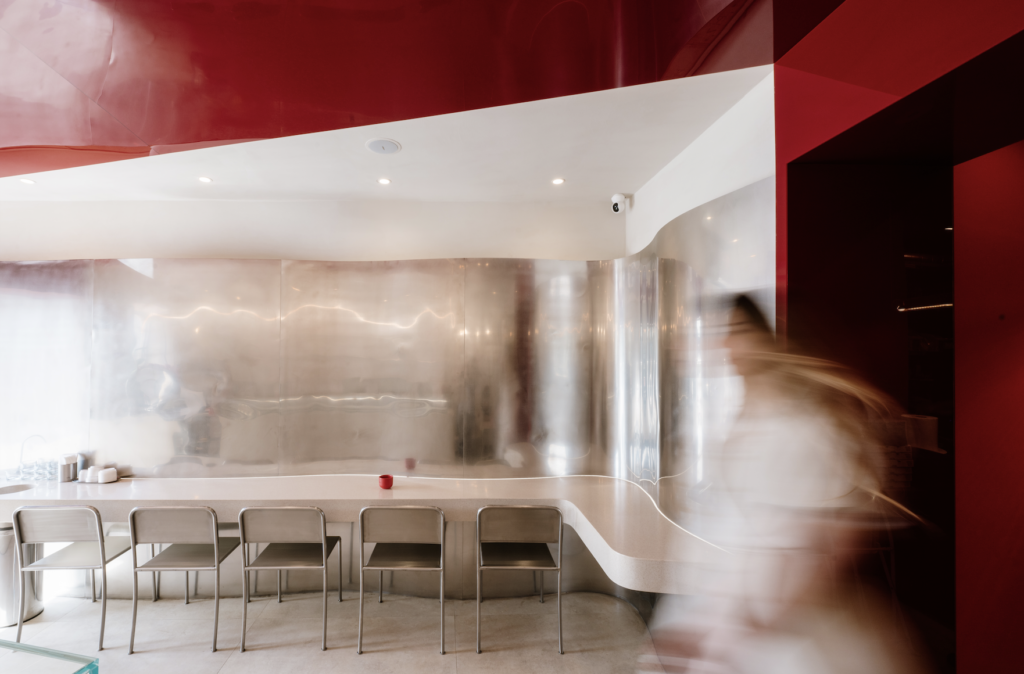 Mobilier personalizat cafenea Leche Iași – banchetă curbată și finisaje metalice moderne realizate de Lemnartis